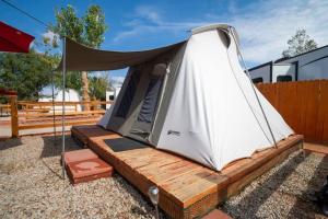 摩押Moab RV Resort Glamping Setup Tent OK-T3的帐篷位于木制平台上
