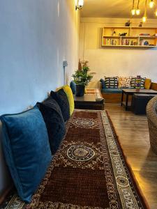 甘托克House of Nomad的客厅配有蓝色的沙发和地毯。