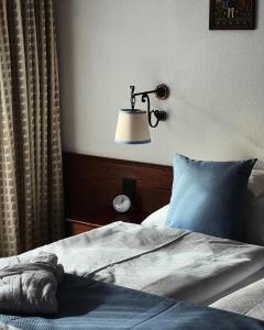 申瓦尔德Boutique Hotel Dorer的卧室配有一张带墙上灯的床。