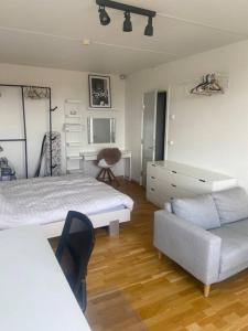 哥本哈根Studio apartment in Copenhagen.的一间卧室配有一张床、一张沙发和一张书桌