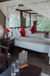 维多利亚瀑布Sian-simba-river-lodge的一间卧室配有一张带红色枕头的大床