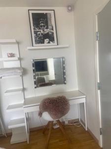 哥本哈根Studio apartment in Copenhagen.的一张带椅子和镜子的白色书桌