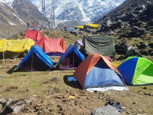 KedārnāthRajwan peradise tents的一群帐篷在山间搭建