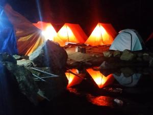 KedārnāthRajwan peradise tents的一群黑暗中灯的帐篷