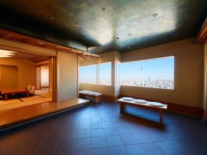 东京东京黎凡特东武酒店的客房设有大窗户,享有城市美景。