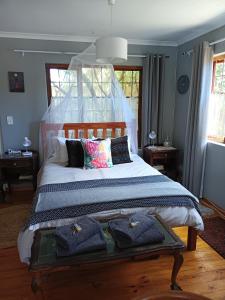 开普敦Lavender Cottage的一间卧室配有一张大床和毛巾