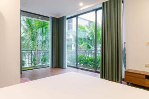 Phúc YênMelBean villas - Đại Lải - room的一间卧室设有一张床和一个大窗户