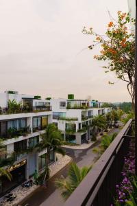 Phúc YênMelBean villas - Đại Lải - room的棕榈树建筑的空中景观