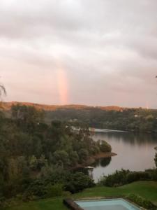 卡斯特罗·杜·博德Quinta do Troviscal的湖面上的彩虹