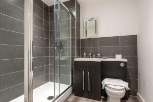 罗瑟勒姆Bright 1 Bedroom Apartment in Central Rotherham的带淋浴、卫生间和盥洗盆的浴室