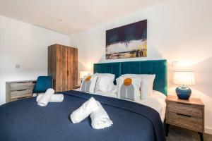 罗瑟勒姆Bright 1 Bedroom Apartment in Central Rotherham的一间卧室配有蓝色的床和毛巾