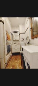 阿尔泽特河畔埃施The ARK Eco Homestay的铺有木地板,设有带白色家电的小厨房。