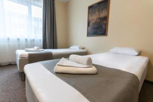 克莱佩达ARIBĖ Hotel Klaipėda, Free parking的酒店客房,配有两张带毛巾的床