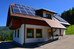 EdlbachBerggasthof Zottensberg的屋顶上设有太阳能电池板的房子