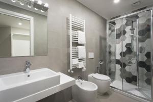 罗马Noba Hotel e Residenze的一间带水槽、卫生间和淋浴的浴室