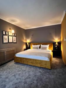 蒂米什瓦拉Hotel Cocó的一间卧室配有一张大床和两盏灯。