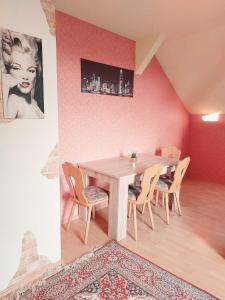 瓦伦Ferienhaus Jamshidi的一间带木桌和椅子的用餐室