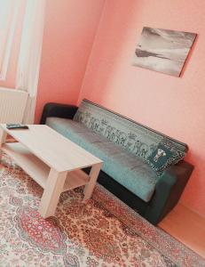 瓦伦Ferienhaus Jamshidi的带沙发和咖啡桌的客厅