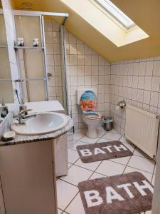 瓦伦Ferienhaus Jamshidi的一间带水槽和卫生间的浴室