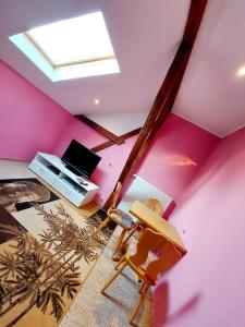 瓦伦Ferienhaus Jamshidi的客厅设有粉红色的墙壁和天窗
