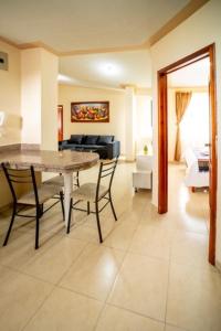 奥塔瓦洛tourist house suites 2的客厅配有桌椅和沙发