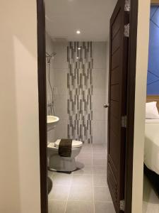 SintangBless Hotels的一间带卫生间和水槽的浴室