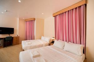 八打雁JVJ HOTELS CORPORATION的酒店客房设有两张床和一台平面电视。