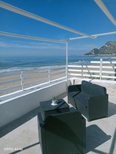 加埃塔PALOMERA LUXURY APARTMENT SUL MARe的享有海滩美景的阳台