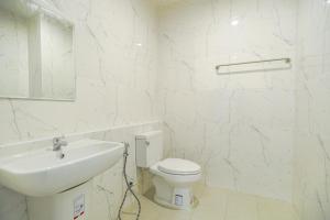 班杜Kandanai Place的白色的浴室设有水槽和卫生间。