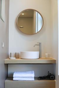 布鲁日Residence9Bruges的一间带水槽和镜子的浴室