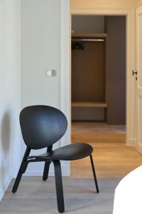 布鲁日Residence9Bruges的一张黑椅子,坐在一个衣柜里