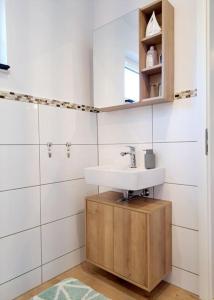 OesterdeichstrichSchönes 1-Zimmer-Appartement, Büsum (4km) Nordsee的一间带水槽和木制橱柜的浴室