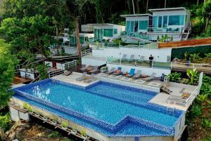 停泊岛Alunan Resort ALL INCLUSIVE的享有带游泳池的房屋的空中景致