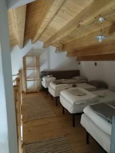 贝尔帕索Rifugio Manfre的木天花板的客房内的一排床垫
