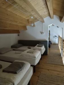 贝尔帕索Rifugio Manfre的木天花板的客房内的一排床位