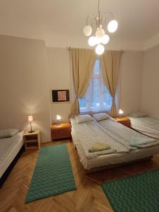 布达佩斯Babylon Hostel的一间卧室设有两张床和大窗户