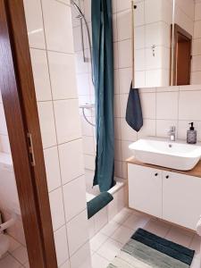 OesterdeichstrichRuhiges 1-Zimmer-Appartement, Büsum (4km), Nordsee的白色的浴室设有水槽和淋浴。