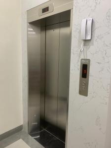 河内Yen’s House的浴室里设有电梯,墙上有电话