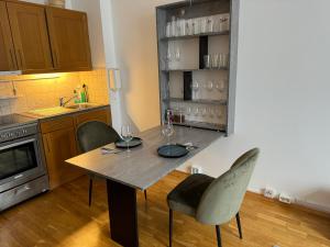 奥斯陆Studio apartment的厨房配有带2把椅子的桌子和水槽