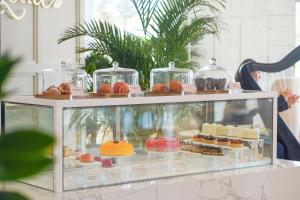 拉斯阿尔卡麦哈伊马角华尔道夫酒店的装有不同种类糕点的展示盒