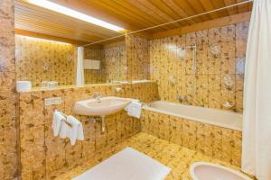 罗孚尔艾格别墅的一间带水槽、浴缸和卫生间的浴室