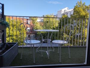 慕尼黑Amalien 12的阳台配有2把椅子和1张桌子
