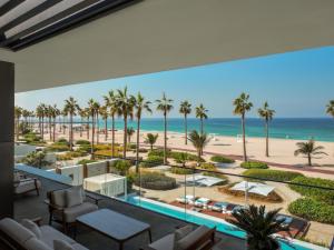 迪拜迪拜尼基海滩度假村及Spa的客房享有海滩和棕榈树的景致。