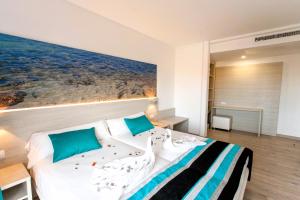 埃尔阿雷纳尔菲尼克斯酒店的一间卧室配有一张壁画床