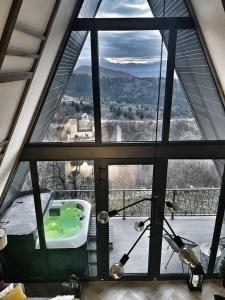 亚霍里纳Jahorina Luxury Chalets的浴室配有带浴缸的大窗户。