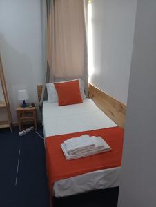 西尔韦斯Al-Xelb guesthouse的小房间,配有带毛巾的床