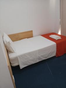 西尔韦斯Al-Xelb guesthouse的一间卧室配有一张大床,铺有红白毯子