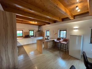 特尔日奇Holiday Home Planina的大型厨房设有木制天花板和木地板。