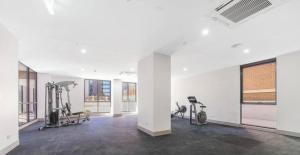 悉尼Parramatta 2B2B High Floor apt next to Train and shopping的大楼内提供自行车和健身器材的健身房