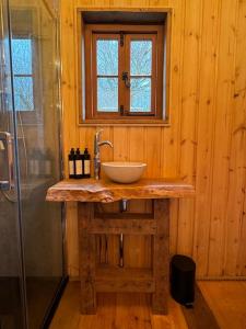 Shepherds Hut/Hot Tub Private Lake Jurassic Coast的一间浴室